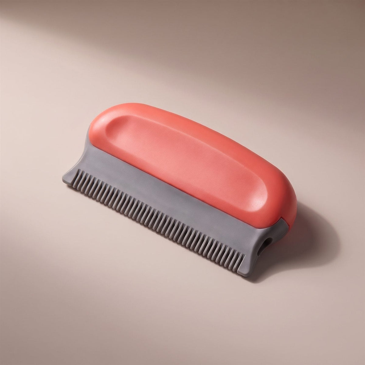 The mini detailer, showing the four-blade comb edge